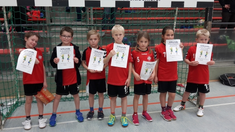 Erschöpft aber dennoch gut gelaunt kehrten die Minis der Handballfreunde vom Turnier in Ladbergen heim.