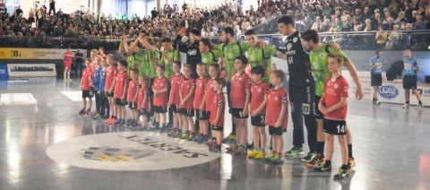 Junge Handballfreunde vor großer Kulisse: Minis und E-Jugendliche liefen zusammen mit den Zweitligaspielern des TV Emsdetten vor dem Derby gegen die HSG Nordhorn-Lingen ein.