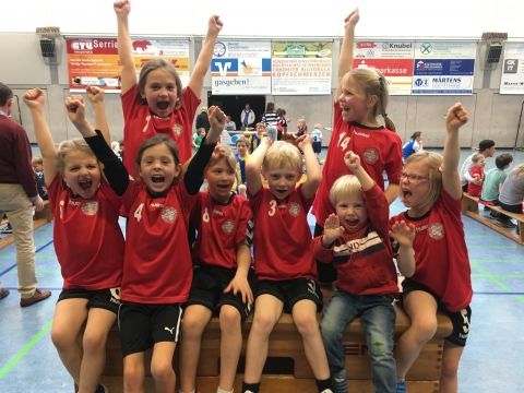 In Siegerpose nach einem weiteren tollen Turnier: die Minis der Handballfreunde. (Foto: HF)