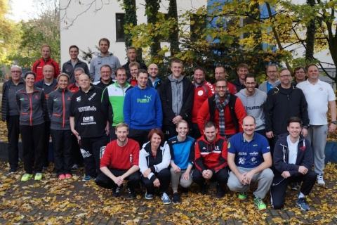 Unter den erfolgreichen Absolventen des B-Lizenz-Lehrgangs ist auch Handballfreunde Simon Eiterig (kniend links). (Foto: Handballverband Westfalen)