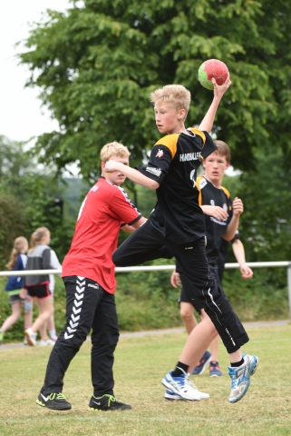 50 Handballfreunde haben am Rasenturnier in Ibbenbüren teilgenommen