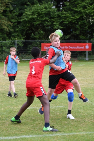 50 Handballfreunde haben am Rasenturnier in Ibbenbüren teilgenommen