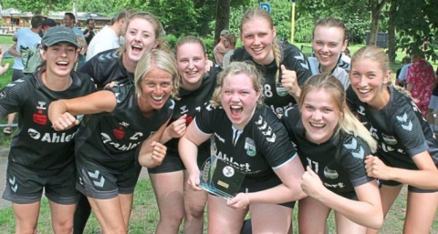 In schwarzen Trikots und mit weißer Weste setzten sich die Spielerinnen des SC Greven 09 als 1.FC Emsballett beim Frauen-Turnier an die Spitze. (Foto: Heidrun Riese)