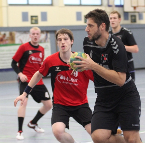 Mit besserer Abschlussquote wollen Stefan Heming (am Ball) und die Handballfreunde die Niederlagenserie beenden. (Foto: Heidrun Riese)