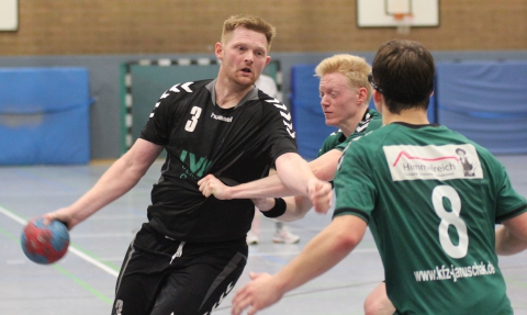 Thomas Menke (am Ball)  war mit neun Treffern erfolgreichster Schütze der Handballfreunde. (Foto: Heidrun Riese)