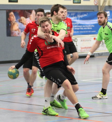 Können sich Sven Volmer und die Handballfreunde aus der Umklammerung der favorisierten Spartaner lösen? (Foto: Heidrun Riese)