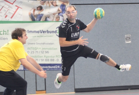 Auch seine zehn Tore halfen nicht: Tim Wienkamp und die Handballfreunde verloren deutlich beim Meisterschaftsfavoriten. (Foto: Heidrun Riese)