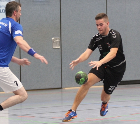 Stemmten sich trotz vieler Ausfälle vorbildlich gegen die Niederlage: Willi Dick (r.) und seine Mitspieler von der HF-Reserve. (Foto: Heidrun Riese)