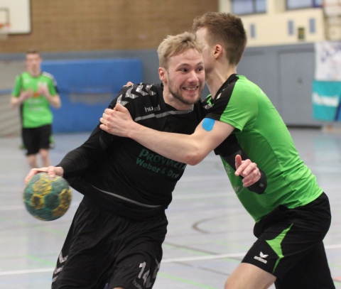 Simon Eiterig (mit Ball) und sein Team müssen eine Top-Leistung abrufen. (Foto: Heidrun Riese)