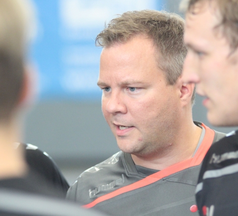 Unterstützte seine Mannschaft wegen der Verletztenmisere auch auf dem Parkett und erzielte drei Tore: Trainer Andy Storkebaum. (Foto: Heidrun Riese)