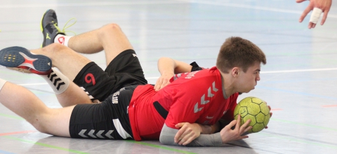 Die Handballfreunde (hier Mateusz Gucz) am Boden? Nicht am vergangenen Wochenende! Die 05er dominierten ihren Gegner nach Belieben. (Foto: Heidrun Riese)