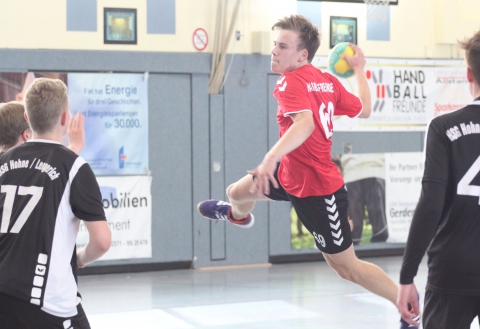 Alle Athletik half nicht: Lukas Unrau unterlag mit der A-Jugend der Handballfreunde in Gronau. (Foto: Heidrun Riese)