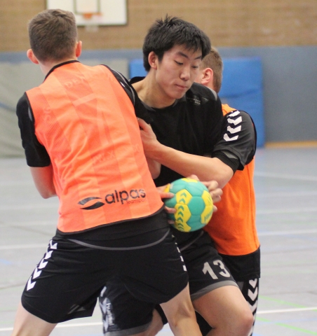 In der Zange: Leo Zhang und die Handballfreunde konnten sich daraus oft genug befreien und gewannen sensationell beim Tabellendritten. (Foto: Heidrun Riese)