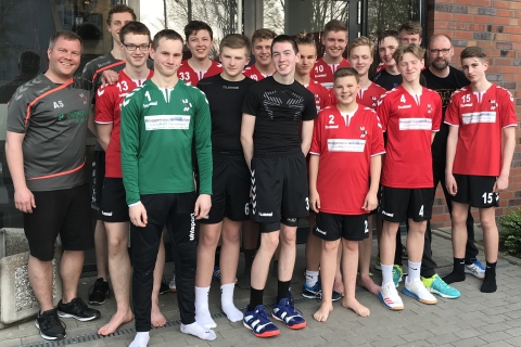 Nach ihrem letzten Saisonspiel stellte sich die B-Jugend der Handballfreunde noch einmal gemeinsam fürs Foto auf. Trainer und Spieler wechseln nun in ihre neuen Teams. (Foto: Handballfreunde)