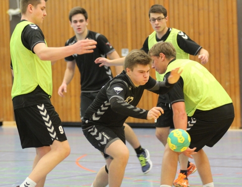 Weitgehend im Griff hatten die Kinderhauser Spieler Mateusz Gusz und seine Mannschaftskollegen von den Handballfreunden. (Foto: Heidrun Riese)