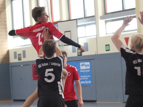 Obenauf waren Leon Hinz und die Handballfreunde-B-Jugend am Wochenende. (Foto: Heidrun Riese)