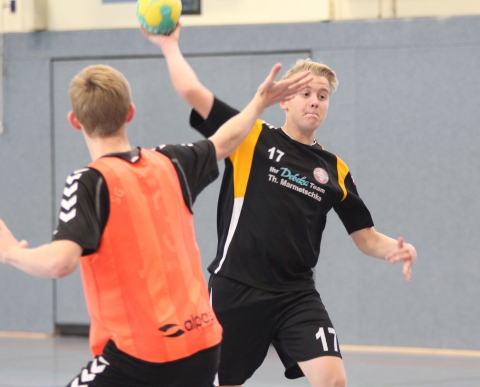 Samuel Schürhoff (am Ball) und seine Mitspieler von der B-Jugend der Handballfreunde fanden erst spät zu ihrem Spiel. (Foto: Heidrun Riese)