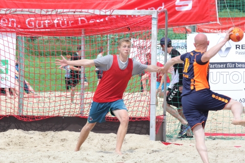 Einer der Lokalmatadoren beim Grevener Sparkassen-Beachcup: Till Schwenken (l.) im Tor der Gastgeber. (Foto: Heidrun Riese)