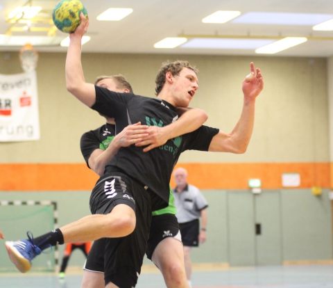 Wollen sich nicht vom Gegner halten lassen: Marcel Peters und die Handballfreunde. (Foto: Heidrun Riese)