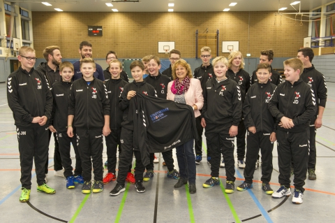 Stolz auf ihr neues Outfit: die C-Jugendlichen der Handballfreunde. (Foto: Ulrich Gunka)