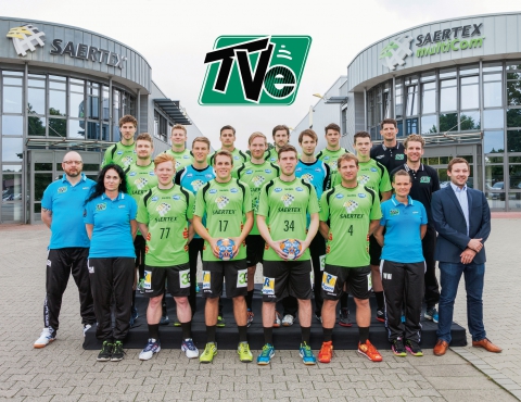 Der große Nachbar kommt zum Gratulieren: Die Bundesligamannschaft des TV Emsdetten feiert mit den Handballfreunden deren zehnjähriges Bestehen. (Foto: TVE)