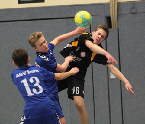 Taten sich lange schwer: Lukas Unrau (r.) und die Handballfreunde-C-Jugend. (Foto: Heidrun Riese)