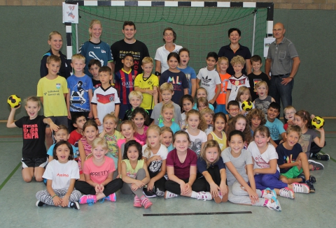 Hatten viel Spaß beim Handballtag in der Schönefliethhalle: Die Zweitklässler der Martin-Luther-Grundschule mit (hinten v.l.) den Klassenlehrerinnen Lena Tecklenborg und Kerstin Kortenbrede, den Handballtrainern Walter Kusmitsch und Pia Schwitte sowie den Lernpaten Bianca Blome und Hans-Joachim Laß. Foto: hri