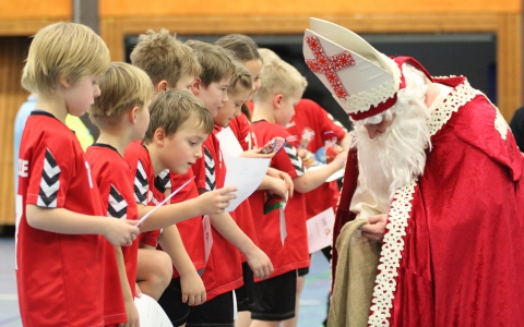 Der Nikolaus bedachte alle Teilnehmer mit Geschenken: die Handballfreunde-Minis waren, wie ihre Gäste natürlich auch, voll auf der Gewinnerseite. (Foto: Heidrun Riese)