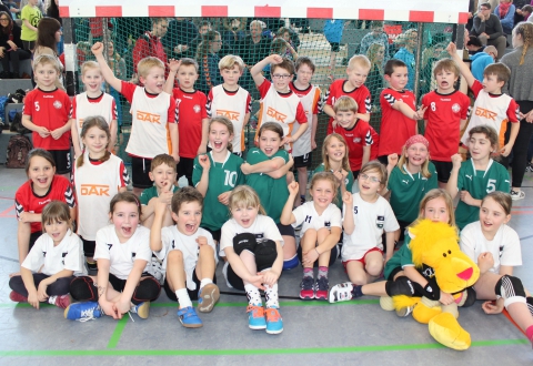 Großer gemeinsamer Handball-Nachwuchs: die Minis der Handballfreunde und von Greven 09 freuen sich über einen gelungenen Saisonabschluss. (Foto: Heidrun Riese)