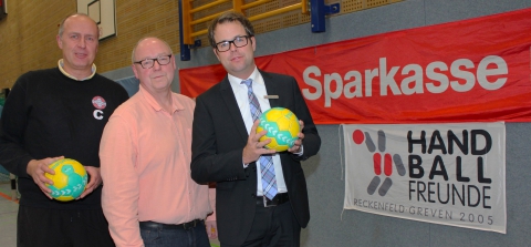 Freuen sich auf einen spannenden Handballtag (v.l.): Rainer Nowack, Trainer der Kreisliga-Mannschaft, Andreas Krumschmidt, Vorsitzender der Handballfreunde, und Christian Tophoff vom Hauptsponsor des Events, der Kreissparkasse Steinfurt. (Foto: Heidrun Riese)