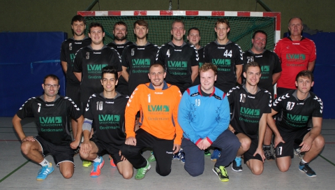 Die Handballfreunde starten in der Kreisliga mit einem Auswärtsspiel gegen den BSV Roxel in die neue Saison. Verletzungsbedingt werden die 05er um Trainer Rainer Nowack (hinten r.) nicht in voller Stärke antreten können. Foto: Heidrun Riese