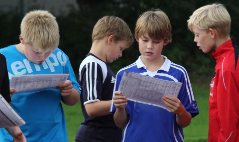 Mit kritischem Blick betrachten die HF-Spieler ihre Ergebnisse. Wer mit dem ein oder anderen Wert noch nicht so ganz zufrieden ist, hat noch die Gelegenheit, sich beim nächsten Training auf dem Sportplatz zu verbessern. Foto: hri