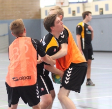 Blieben zu oft in der gegnerischen Deckung hängen: Jordi Nobbe und die B-Jugend der Handballfreunde. (Foto: Heidrun Riese)