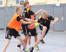 Bemüht, aber wie in dieser Szene oft auch glücklos: Samuel Schürhoff und die B-Jugend der Handballfreunde. (Foto: Heidrun Riese)