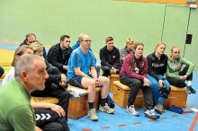 Handballfachmann Frederik Neuhaus sprach über die Bedeutung von Athletik-Training im Handball zu den Grevener Trainern. (Foto: Jens Keblat)