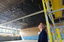 Ein zuversichtlicher Blick nach oben: Gebäudemanagerin Claudia Middelhoff hofft, dass die Arbeiten in der Emssporthalle bis Ferienende abgeschlossen sind. Foto: tst