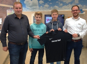 Trainer Sebastian Sutthoff (l.) und seine Spieler (v.l.) Pascal Hartmann und Mats Kemper freuten sich über den von Osnatel-Shopleiter Kevin Lau (r.) überreichten, gewonnenen Trikotsatz. (Foto: Handballfreunde)