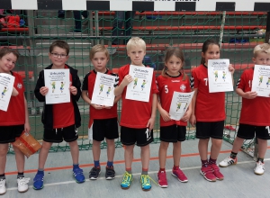 Erschöpft aber dennoch gut gelaunt kehrten die Minis der Handballfreunde vom Turnier in Ladbergen heim.