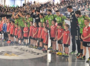 Junge Handballfreunde vor großer Kulisse: Minis und E-Jugendliche liefen zusammen mit den Zweitligaspielern des TV Emsdetten vor dem Derby gegen die HSG Nordhorn-Lingen ein.