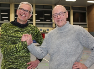 Martin Halfmann (l.) wird die Kreisliga-Männer der Handballfreunde Reckenfeld/Greven 05 auch in der kommenden Saison trainieren. Andreas Krumschmidt, Vorsitzender des Vereins, freut sich über die Zusage. (Foto: Heidrun Riese)