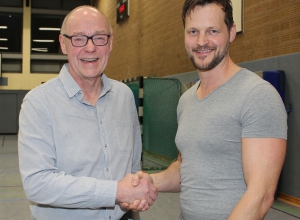 Dennis Kötter (r.) übernimmt zur neuen Saison die Kreisliga-Männer und die A-Jugend der Handballfreunde Reckenfeld/Greven 05. Der Vorsitzende Andreas Krumschmidt (l.) freut sich über die Neuverpflichtung. (Foto: Heidrun Riese)