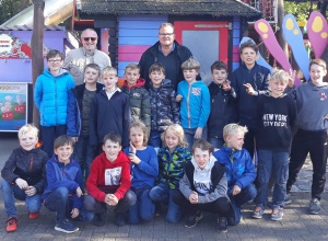 Die E-Jugendlichen der Handballfreunde besuchten mit ihren Trainern Konni Seidemann und Andi Rottmann den Freizeitpark Hellendoorn in den Niederlanden. (Foto: HF)