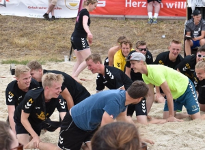 Lindwurm der guten Laune - mittendrin die Handballfreunde. Beim Beachcup stand der Spaß eindeutig im Vordergrund. (Foto: Martin Weßeling)