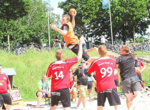 Marcel Peters (Handballfreunde) bei einem spektakulären Sprungwurf. Nicht nur aus sportlicher Sicht ist der Beachcup einen Besuch wert: Für alle, die sich ein bisschen Strand-Feeling gönnen möchten, lohnt sich ein Gang an die Ems. (Foto: Heidrun Riese)