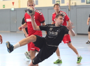 Auch im dritten Anlauf gelang es Max Altenburger und den Handballfreunden nicht, den einen noch nötigen Punkt für die Sicherung des dritten Tabellenplatzes einzufahren. Nun kommt es zum Showdown in eigener Halle am kommenden Samstag. (Foto: Heidrun Riese)