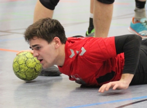 Mattis Dömer erlebte mit den Handballfreunden eine Bauchlandung im Spiel gegen den TSV Ladbergen. Die war am Ende aber ganz gut zu verschmerzen. (Foto: Heidrun Riese)