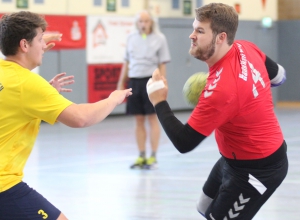 Robin Falke (rechts) und die Handballfreunde erspielten sich gegen Mettingen den ersten Punkt in der laufenden Saison. (Foto: Heidrun Riese)