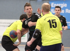 HF-Trainer Rainer Nowack erwartet ein durchaus körperbetontes Spiel. Philipp Göcking (am Ball) und sein Team werden gegen Kinderhaus also körperlich gefordert sein. (Foto: Heidrun Riese)