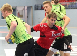 Es läuft nicht gut für Paul Haje und seine Kollegen. Doch jetzt hoffen die Handballfreunde auf Verstärkung aus der Landesliga. (Foto: Heidrun Riese)