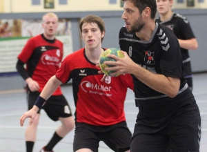 Mit besserer Abschlussquote wollen Stefan Heming (am Ball) und die Handballfreunde die Niederlagenserie beenden. (Foto: Heidrun Riese)